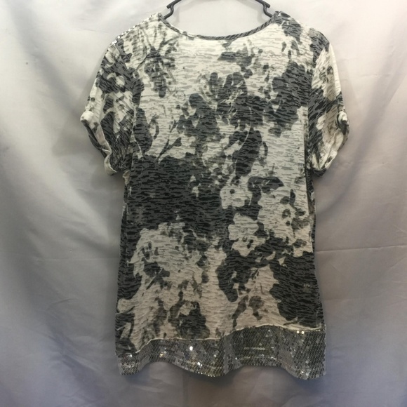 **Cato Size XL Black and Gray Floral Print T-Shirt - Picture 2 of 4